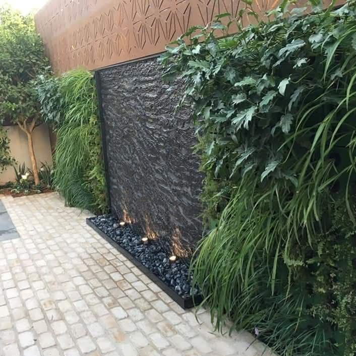 קיר מים דקורטיבי עם צמחייה היקפית